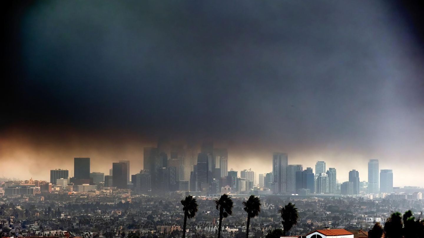 Dichter Rauch über der Stadt: Von Santa Monica aus ist Downtown Los Angeles am Mittwoch nur noch schemenhaft zu erkennen
