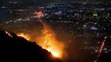 Die Flammen des Sunset Fire in den Hollywood Hills nähern sich am Mittwoch Los Angeles. Im benachbarten Santa Monica werden immer mehr Straßenblöcke evakuiert