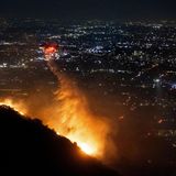 Die Flammen des Sunset Fire in den Hollywood Hills nähern sich am Mittwoch Los Angeles. Im benachbarten Santa Monica werden immer mehr Straßenblöcke evakuiert