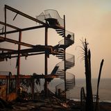 Nur noch eine Gerippe: Selbst die Häuser am Strand bleiben von den Flammen nicht verschont. Diese Beachvilla am legendären Pacific Coast Highway fiel wie so viele andere den Flammen zum Opfer