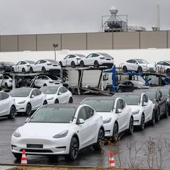 Autotransporter werden mit neuen Elektroautos vom Typ Tesla Model Y beladen