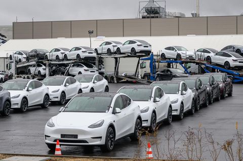 Autotransporter werden mit neuen Elektroautos vom Typ Tesla Model Y beladen