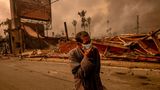 Mittwoch ist die Luft in Los Angeles geschwärzt vom Rauch. Wer das Haus verlässt, wie dieser Mann in der Nähe des Eaton-Feuers, muss eine Maske tragen