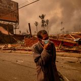 Mittwoch ist die Luft in Los Angeles geschwärzt vom Rauch. Wer das Haus verlässt, wie dieser Mann in der Nähe des Eaton-Feuers, muss eine Maske tragen