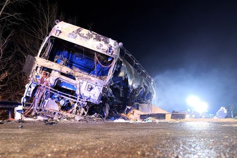Die B401 bei Friesoythe glich nach dem Unfall einem Trümmerfeld