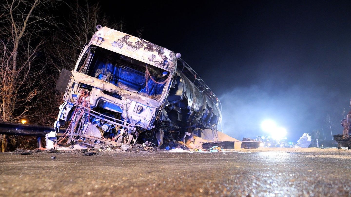 Die B401 bei Friesoythe glich nach dem Unfall einem Trümmerfeld