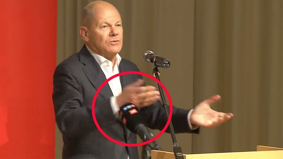 Bundeskanzler Scholz sorgt mit Mikro-Panne für Lacher