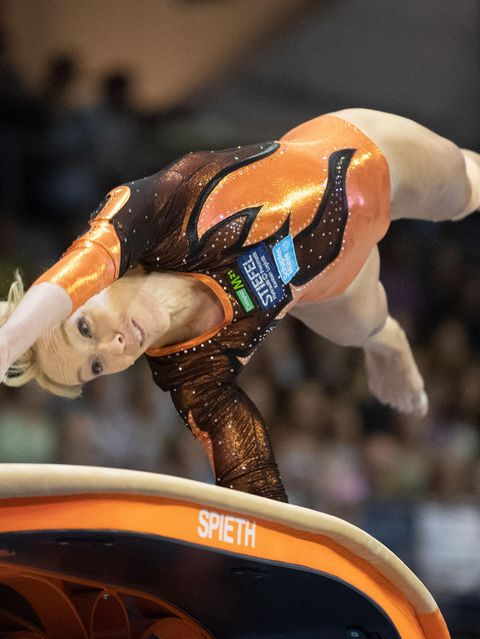 Ex-Kunstturnerin Janine Berger setzt am Gerät Sprung zum Rondat an