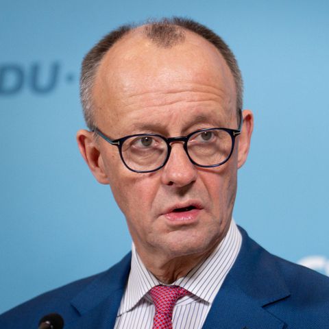 Friedrich Merz trägt eine Jacke und blickt in die Kamera.