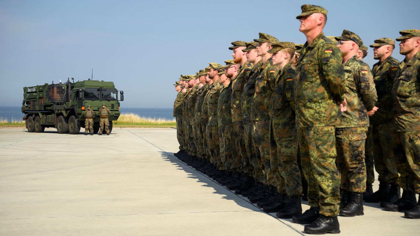 Haushalt: Bundeswehrsoldaten rechts, im Hintergrund ein LKW.