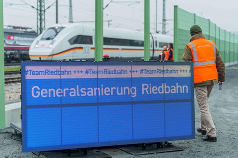 Ein Display "Generalsanierung Riedbahn" ist für den Pressetermin aufgebaut