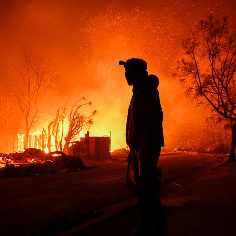 Ein Haus brennt in Pacific Palisades, Los Angeles, Kalifornien. Bewohner versuchen, zu fliehen