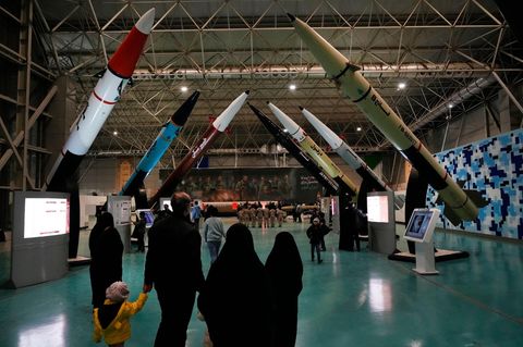 Menschen besuchen den Nationalen Luft- und Raumfahrtpark der Revolutionsgarde in der Nähe der iranischen Hauptstadt