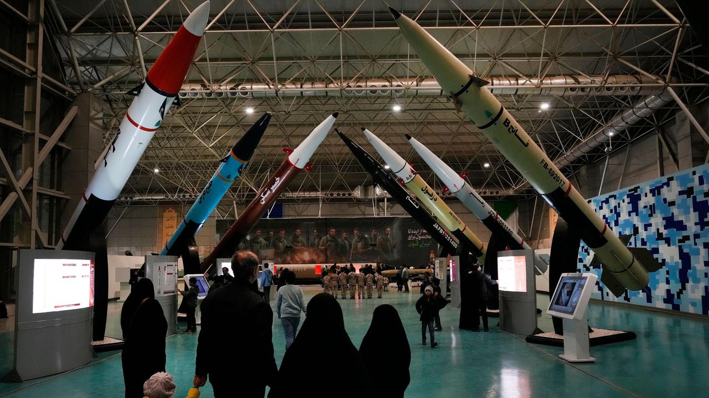 Menschen besuchen den Nationalen Luft- und Raumfahrtpark der Revolutionsgarde in der Nähe der iranischen Hauptstadt