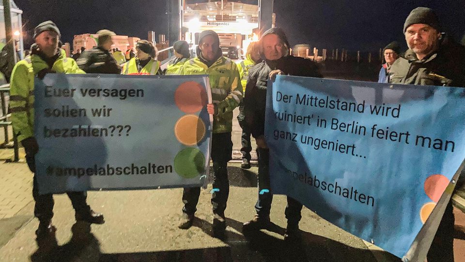 Demonstranten mit Plakaten gegen die Ampel vor der Fähre von Robert Habeck in Schlüttsiel