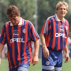 Lothar Matthäus und Jürgen Klinsmann stehen gemeinsam auf dem Rasen.