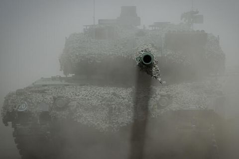 Haushaltsdebatte: Ein Leopard 2 Panzer zielt mit seinem Rohr in die Kamera
