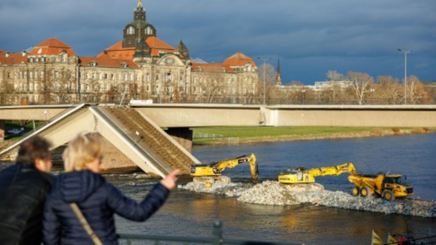 Abrissarbeiten an Dresdner Carolabrücke