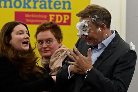 Das hatte FDP-Chef Christian Lindner nicht kommen sehen: eine Schaumtorte aus dem Publikum