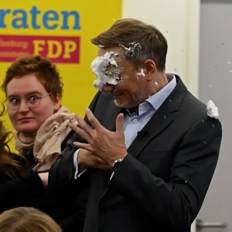 FDP leader Christian Lindner didn't see this coming: a foam cake from the audience