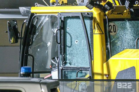 In Baden-Württemberg steht ein gelber Bagger mit zerschossenen Fensterscheiben