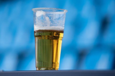 England: Ein Bierbecher im Stadion