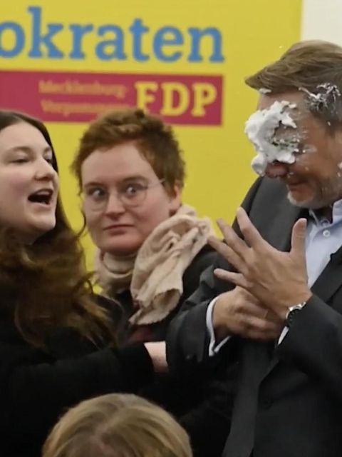 Eine linke Lokalpolitikerin bewirft FDP-Parteichef Christian Lindner mit einer Schaumtorte