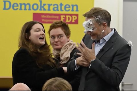 Eine linke Lokalpolitikerin bewirft FDP-Parteichef Christian Lindner mit einer Schaumtorte