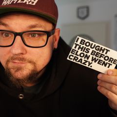 Protest-Sticker für Teslafahrer