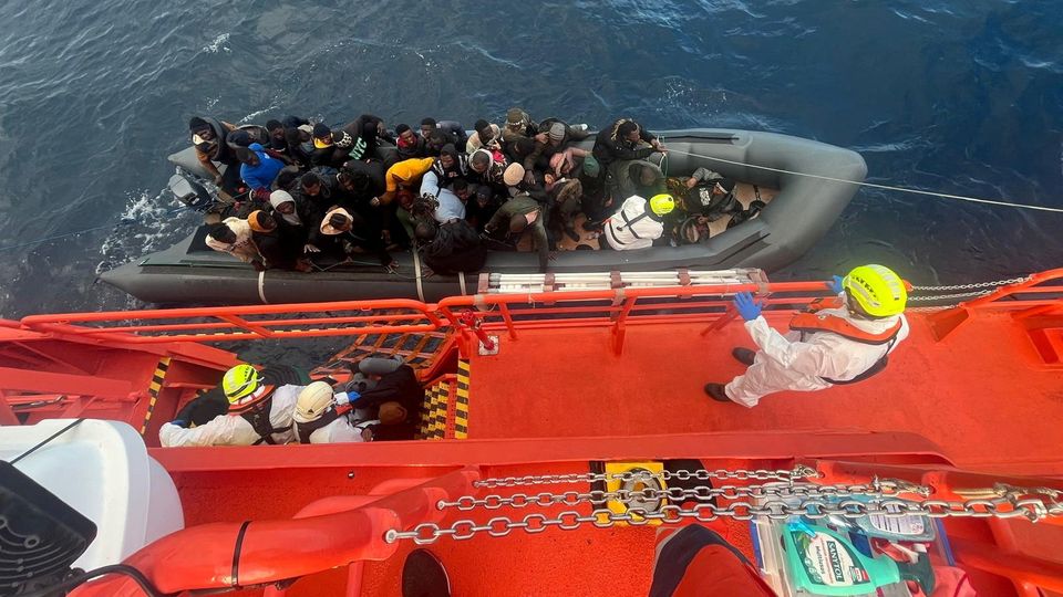 Geburt auf hoher See: Frau bringt Baby auf überfülltem Schlauchboot zur Welt