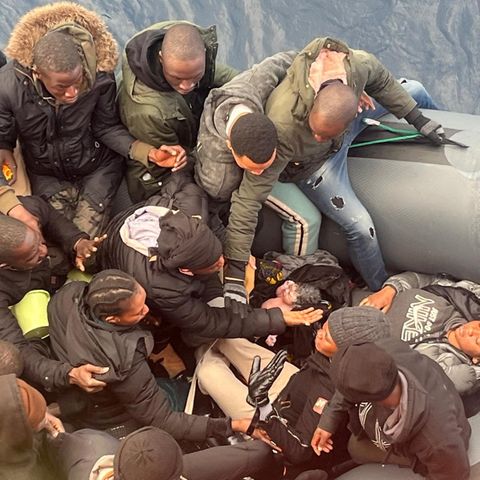 Geburt auf hoher See: Frau bringt Baby auf überfülltem Schlauchboot zur Welt