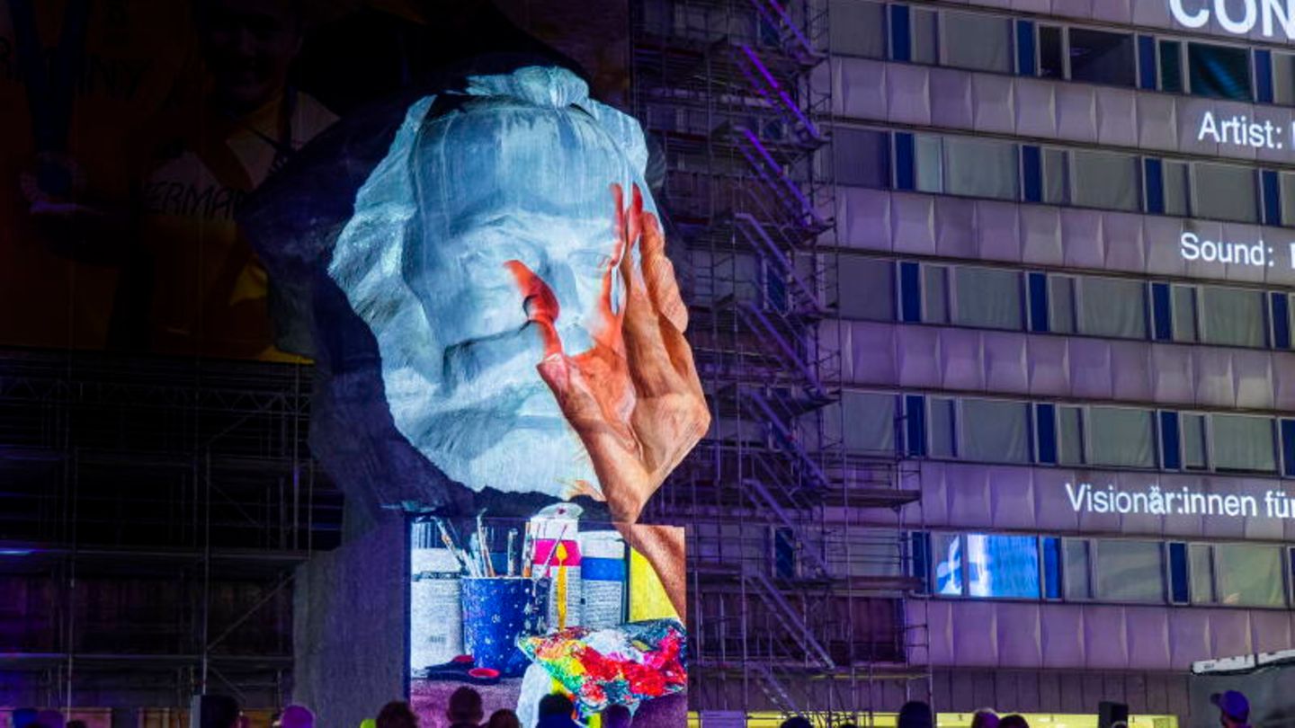 Das Karl Marx Monument in Chemnitz erstrahlt in bunten Farben bei einem Lichterfest