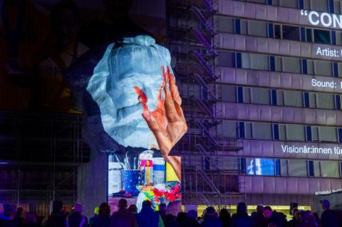 Das Karl Marx Monument in Chemnitz erstrahlt in bunten Farben bei einem Lichterfest