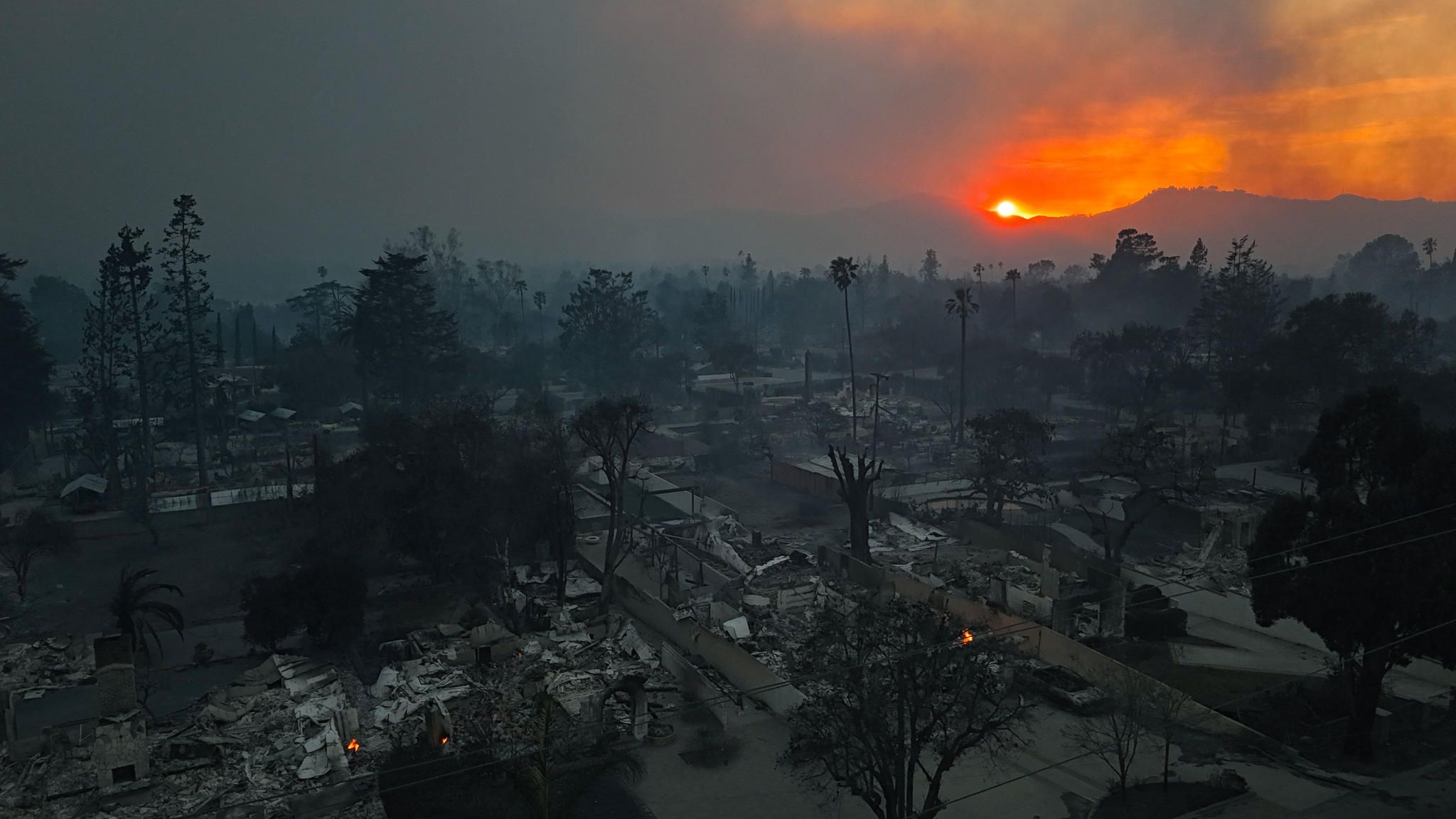 Kein Kriegsgebiet, sondern: Los Angeles. Seit Dienstag tobt ein Feuersturm über die Metropole. Während sich anderswo die Flammen noch ausbreiten, liegt der östliche Vorort Altadena bereits in Schutt und Asche