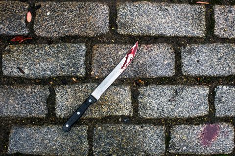 Streit um Parklücke endet tödlich / Ein blutverschmiertes Messer liegt auf Kopfsteinpflaster / Symbolfoto