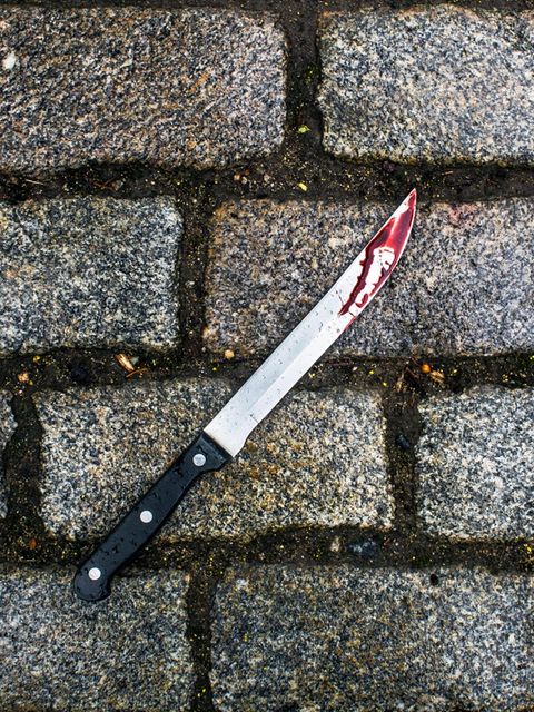 Streit um Parklücke endet tödlich / Ein blutverschmiertes Messer liegt auf Kopfsteinpflaster / Symbolfoto