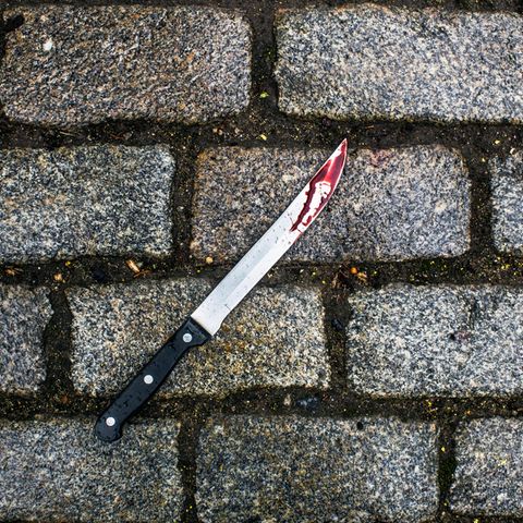 Streit um Parklücken endet tödlich / Ein blutbeflecktes Messer liegt auf Kopfsteinpflaster / symbolischem Foto