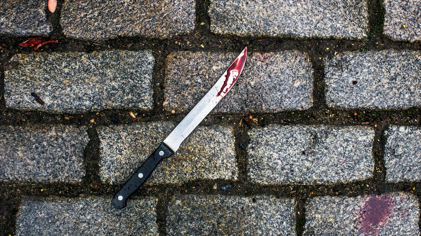 Streit um Parklücke endet tödlich / Ein blutverschmiertes Messer liegt auf Kopfsteinpflaster / Symbolfoto Streit um Parklücke endet tödlich / Ein blutverschmiertes Messer liegt auf Kopfsteinpflaster / Symbolfoto