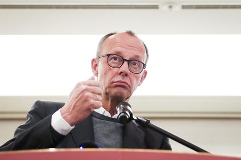 Friedrich Merz ballt die rechte Faust, während er an einem Rednerpult spricht