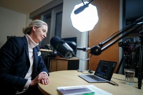 Weidel in ihrem Berliner Büro kurz vor dem Live-Gespräch mit Musk