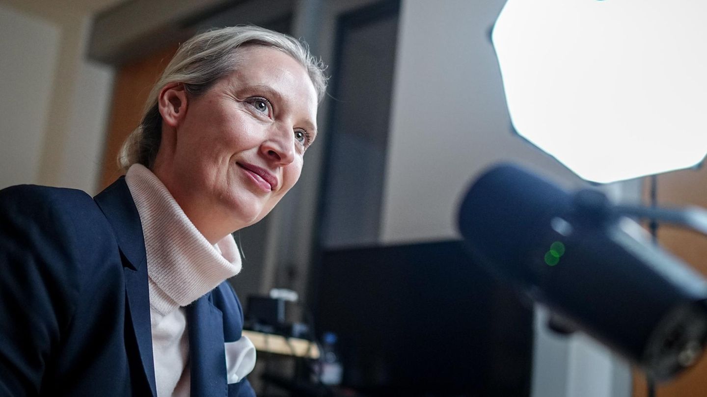 Alice Weidel sitzt vor dem Talk mit Elon Musk in einem Studio
