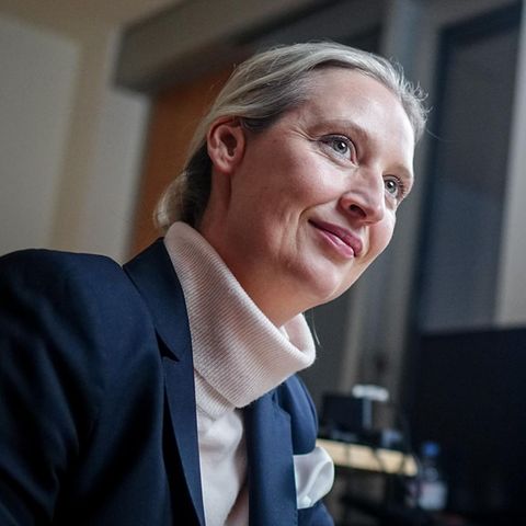 Alice Weidel sitzt vor dem Talk mit Elon Musk in einem Studio