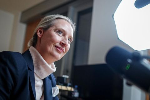 Alice Weidel sitzt vor dem Talk mit Elon Musk in einem Studio
