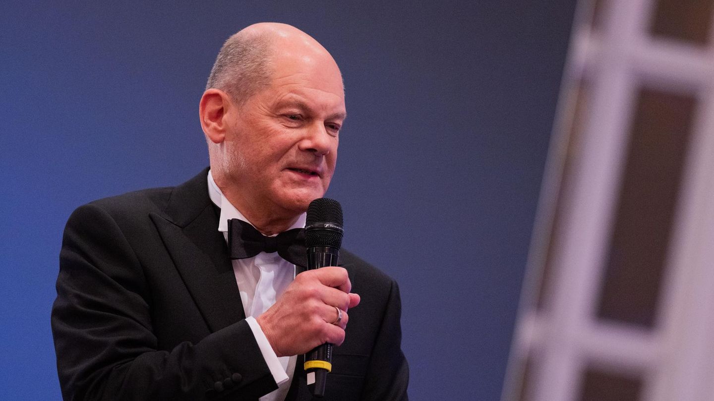 Bundeskanzler Olaf Scholz versucht sich in Köln als Büttenredner