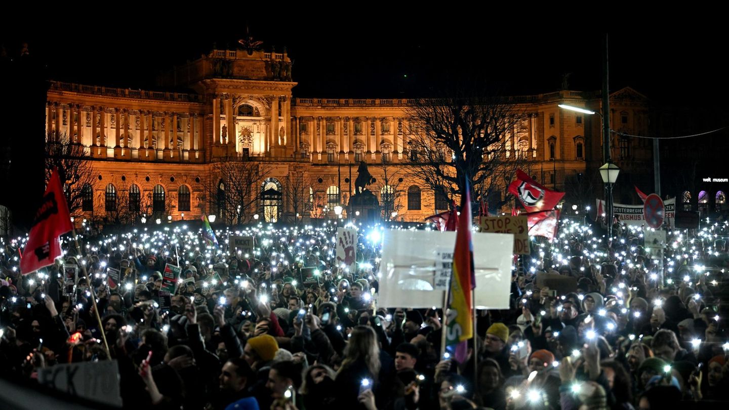 Austria: Tens of thousands protest against FPÖ government