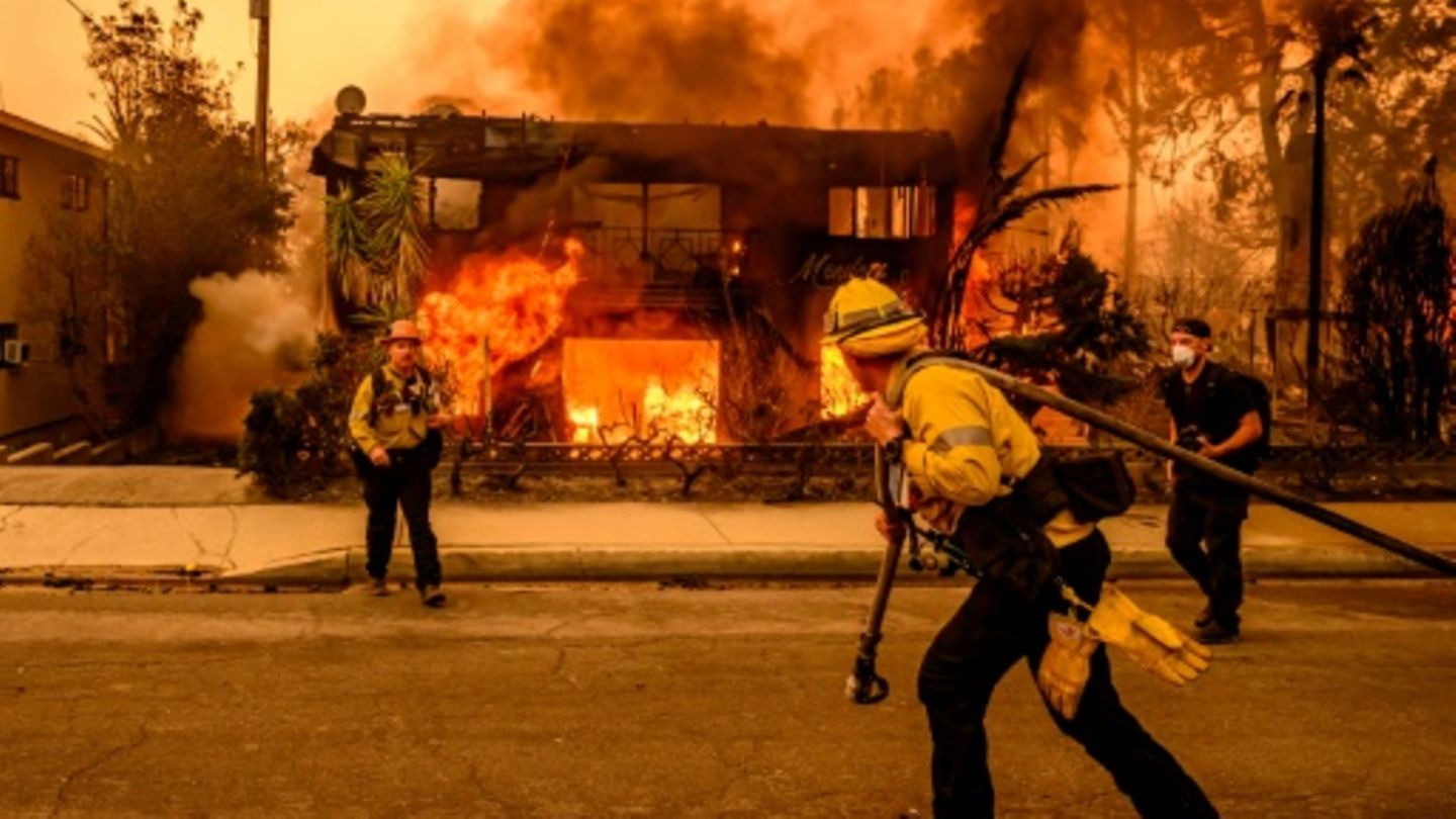 Feuerwehrleute am 8. Januar im Kampf gegen die Flammen in Los Angeles