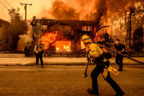 Feuerwehrleute kämpfen in Los Angeles gegen die Flammen