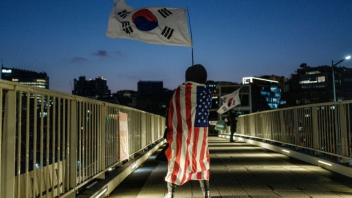 Yoon-Anhänger mit den Flaggen Südkoreas und der USA