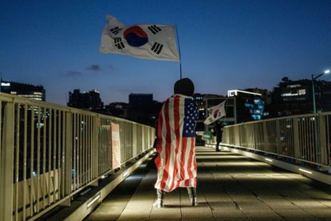Yoon-Anhänger mit den Flaggen Südkoreas und der USA