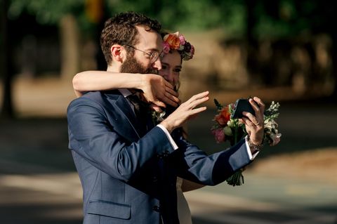 Braut und Bräutigam machen bei der Hochzeit ein Selfie